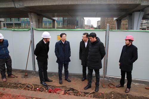 15769091082719465 副市长宋铀一行调研我司洪都大道建筑立面综合改造工程